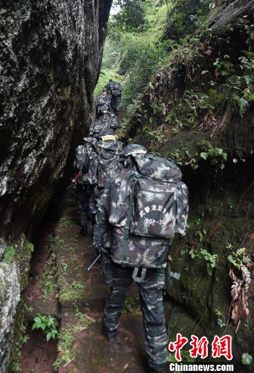 图为来自武警福建总队三明、龙岩、南平支队100余名特战队员在福建省三明市永安�揲瞪娇�展特战极限练习。　腾照起 摄