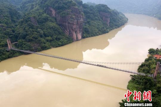 图为来自武警福建总队三明、龙岩、南平支队100余名特战队员在福建省三明市永安�揲瞪娇�展特战极限练习。　胡鑫 摄