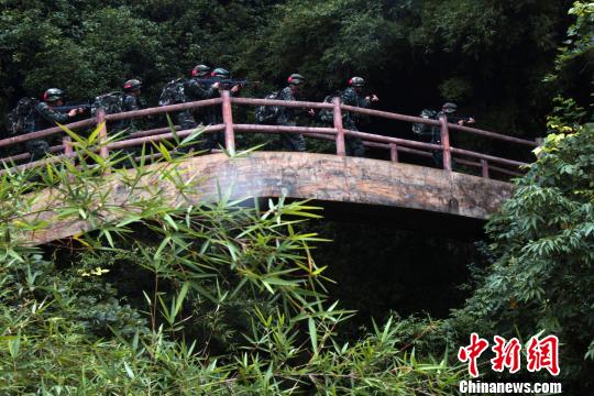 图为来自武警福建总队三明、龙岩、南平支队100余名特战队员在福建省三明市永安�揲瞪娇�展特战极限练习。　胡鑫 摄