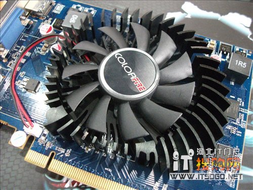 镭风 HD6570 战甲蜥 HM1024M D3 显卡在散热方面回收了小电扇加散热片的设计，可使得该款显卡实时有效的举办散热，同时在运行时也有着不错的静音结果。